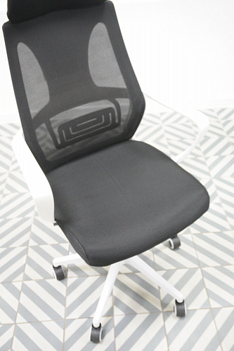 Компьютерное кресло Golem dark gray / white из шоурума 1