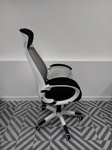 Компьютерное кресло Burgos черное из шоурума 5